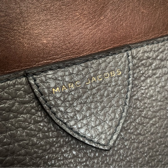 MARC JACOBS PEEBLED | DARK TAUPE AND BROWN WITH HAMMERED GOLD HARDWARE | ITALY - Picture 16 of 17